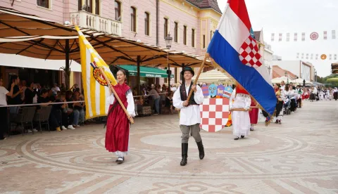 U sklopu 60. Vinkovačkih jeseni, koje traju do 21. rujna, u Vinkovcima su u nedjelju održane Dječje Vinkovačke jeseni, tradicionalna popratna manifestacija kojom se ističe dječje folklorno stvaralaštvo i uloga djece u očuvanju kulturno-folklornog naslijeđa.