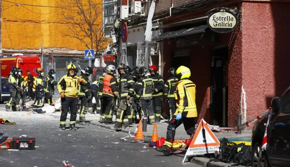 Španjolski vatrogasci pronašli su u nedjelju tijelo muškarca u ruševinama madridskog bara uništenog u eksploziji u kojoj je dan ranije ozlijeđeno 25 ljudi, od kojih dvoje teško.