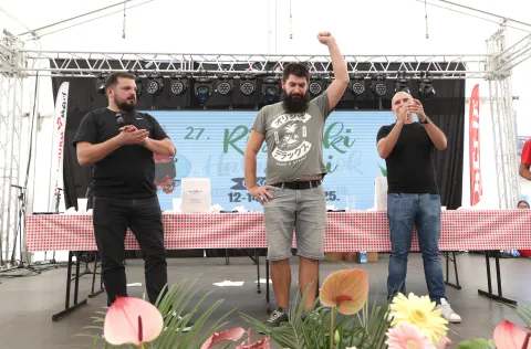 Kopačevo, 13. 09. 2025., 27. Ribarski dani, Ribarski dani, natjecanje u jedenju ljute paprike, ljuta paprika, nastup, KUD, Antonio; Nikola; NandinoSNIMIO BRUNO JOBST