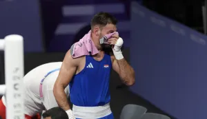 Pariz, 02.08.2024 - Gabrijel Veočić tijekom četvrtfinalnog boksačkog meča u kategoriji do 80 kg protiv Christiana Javiera Pinalesa iz Dominikanske Republike, na Olimpijskim igrama Pariz 2024. foto HINA/ Damir SENČAR/ ds