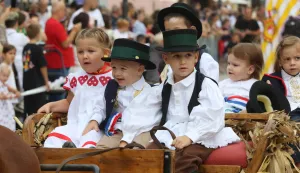 Vinkovci, 14. 09. 2025, 60. Vinkovačke jeseni. Dječji mimohod 2025. Mimohod dječjih folklornih skupina.snimio GOJKO MITIĆ