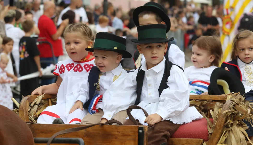 Vinkovci, 14. 09. 2025, 60. Vinkovačke jeseni. Dječji mimohod 2025. Mimohod dječjih folklornih skupina.snimio GOJKO MITIĆ