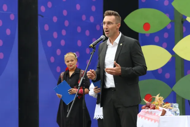 Vinkovci, 14. 09. 2025, 60. Vinkovačke jeseni. Dječji mimohod 2025. Mimohod dječjih folklornih skupina. Gradonačelnik Vinkovaca, Josip Romić.snimio GOJKO MITIĆ