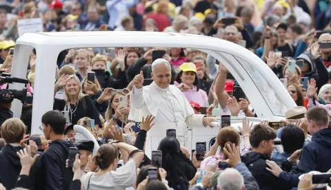 epa12366623 Pope Leo XIV greets faithful as he arrives for his weekly General Audience in St. Peter's Square, in Vatican City, 10 September 2025. EPA/FABIO FRUSTACI