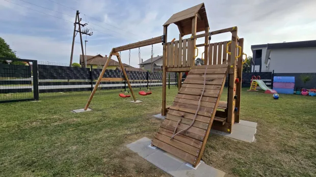 Drveno dječje igralište za zabavu na otvorenom