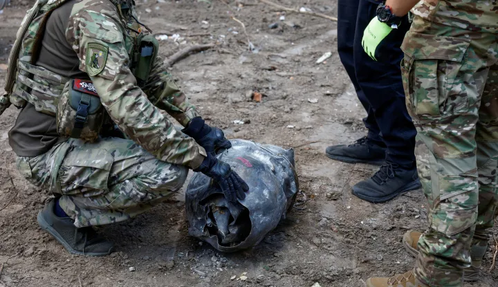FILE PHOTO: Police officers inspect a part of a Russian Iskander-K cruise missile which hit an apartment building yesterday, amid Russia's attack on Ukraine, in Kyiv, Ukraine August 1, 2025. REUTERS/Valentyn Ogirenko/File Photo Photo: VALENTYN OGIRENKO/REUTERS