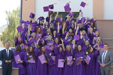 SLATINAU kinodvorani Pučkog otvorenog učilišta danas je održana svečana promocija 48 prvostupnica sveučilišnog prijediplomskog studija Radni i predškolski odgoj i obrazovanje Fakulteta za odgojne i obrazovne znanosti Sveučilišta Josipa Jurja Strossmayera u Osijeku, dislociranoga studija u Slatini.15. 9. 2025.