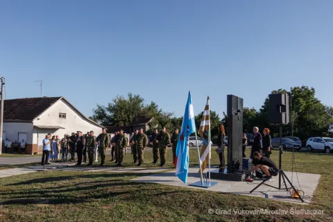 VUKOVARObilježena je 34. godišnjica stradanja gradske četvrti Sajmište, a počast je odana polaganjem vijenaca i paljenjem svijeća podno spomenika na mjestu masovne grobnice u Novoj ulici, gdje je 12 hrvatskih branitelja i civila ubijeno i bačeno u bunar, te u Udruzi hrvatskih branitelja Sajmišta.15. 9. 2025.