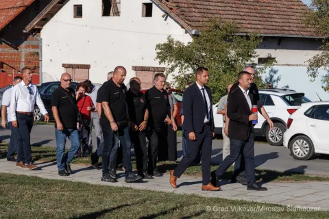 VUKOVARObilježena je 34. godišnjica stradanja gradske četvrti Sajmište, a počast je odana polaganjem vijenaca i paljenjem svijeća podno spomenika na mjestu masovne grobnice u Novoj ulici, gdje je 12 hrvatskih branitelja i civila ubijeno i bačeno u bunar, te u Udruzi hrvatskih branitelja Sajmišta.15. 9. 2025.