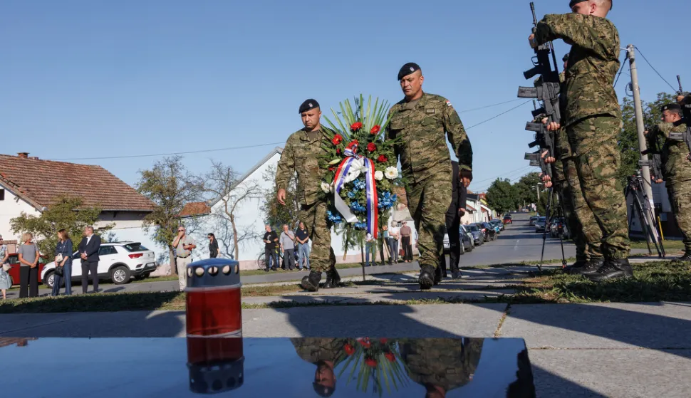 VUKOVARObilježena je 34. godišnjica stradanja gradske četvrti Sajmište, a počast je odana polaganjem vijenaca i paljenjem svijeća podno spomenika na mjestu masovne grobnice u Novoj ulici, gdje je 12 hrvatskih branitelja i civila ubijeno i bačeno u bunar, te u Udruzi hrvatskih branitelja Sajmišta.15. 9. 2025.
