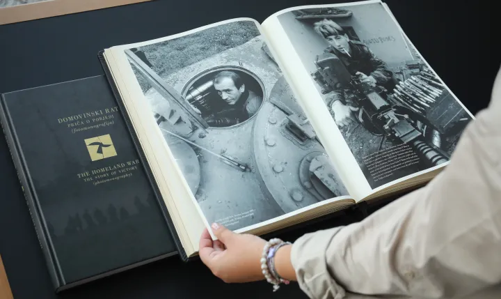 Fotomonografija o nevidljivoj vojsci koja je sve patnje i herojske bitke učinila vidljivima