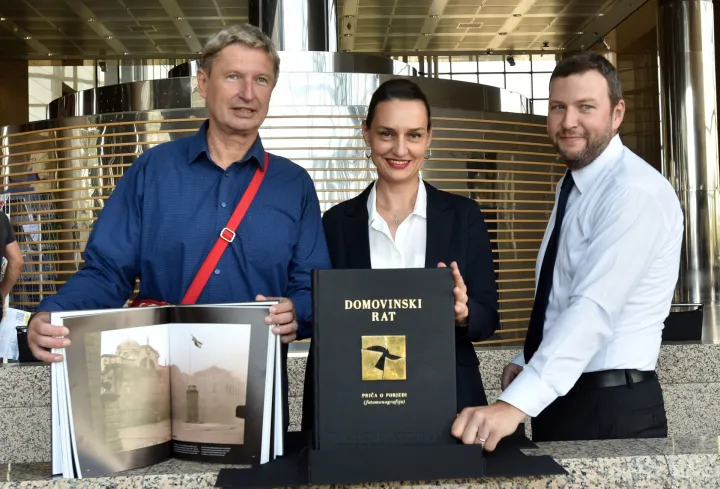 Fotomonografija o nevidljivoj vojsci koja je sve patnje i herojske bitke učinila vidljivima