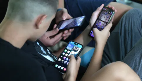 Kako spriječiti zloporabu pametnih telefona na nastavi? Ravnatelji rezolutni: Upotrebu mobitela ograničiti!