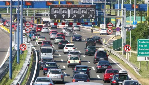 10.07.2010., Zagreb - Hrvatska, Lucko, naplatne kucice, vec na samom pocetku turisticke sezone stvaraju se guzve u prometu kako u smjeru mora tako i prema Zagrebu.Photo: Igor Kralj/PIXSELL------kolor 2x novosti