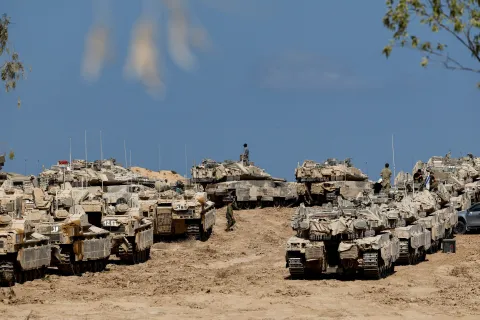 Israeli soldiers, tanks and armoured personnel carriers (APCs) near the Israel-Gaza border, in Israel, September 16, 2025. REUTERS/Amir Cohen Photo: AMIR COHEN/REUTERS