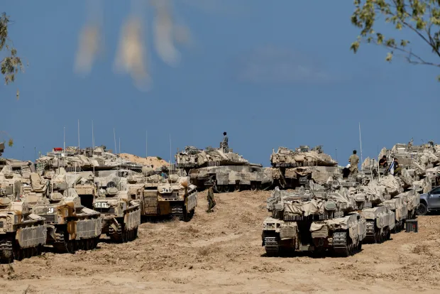 Israeli soldiers, tanks and armoured personnel carriers (APCs) near the Israel-Gaza border, in Israel, September 16, 2025. REUTERS/Amir Cohen Photo: AMIR COHEN/REUTERS