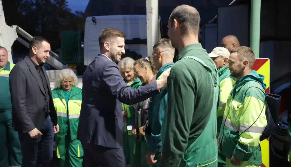 Osijek, 17. 09. 2025., Ružina ulica 11a, UNIKOM d.o.o., posjet gradonačelnika, djelatnici, vozila za prikupljanje otpada, otpad, smeće, odvajanje smeća, nova vozila, kamion, kamioni, Ivan RadićSNIMIO BRUNO JOBST