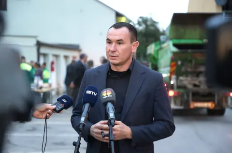 Osijek, 17. 09. 2025., Ružina ulica 11a, UNIKOM d.o.o., posjet gradonačelnika, djelatnici, vozila za prikupljanje otpada, otpad, smeće, odvajanje smeća, nova vozila, kamion, kamioni, Igor PandžićSNIMIO BRUNO JOBST