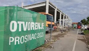 ĐAKOVOU Đakovu se s velikim interesom prati dolazak prvog hrvatskog trgovačkog lanca Pevex u grad gdje, u Ulici Augusta Šenoe, niče njegov novi prodajni centar, kao dio novoga investicijskog ciklusa toga dioničkog društva.rujan 2025.