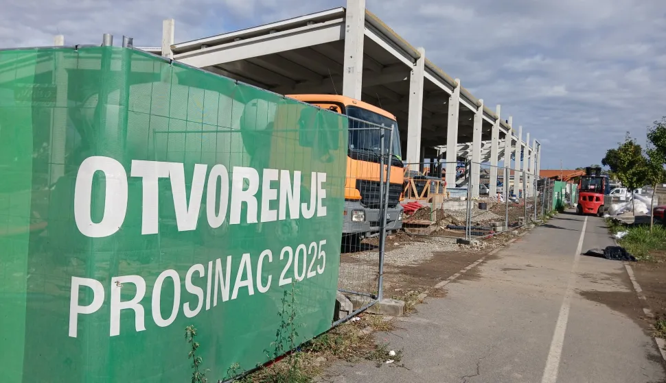 ĐAKOVOU Đakovu se s velikim interesom prati dolazak prvog hrvatskog trgovačkog lanca Pevex u grad gdje, u Ulici Augusta Šenoe, niče njegov novi prodajni centar, kao dio novoga investicijskog ciklusa toga dioničkog društva.rujan 2025.