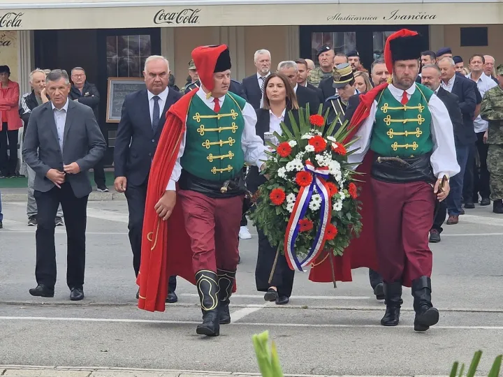 POŽEGA - Svečano i dostojanstveno branitelji i stanovnici Požeško-slavonske županije prisjetili su se 17. rujna 1991. godine, kada je nakon četiri dana opsade oslobođena vojarna u Požegi. U organizaciji UHDDR-a Požeško-slavonske županije te pod pokroviteljstvom Požeško-slavonske županije i ove godine, 11. put za redom, svečano je obilježen Dan branitelja Požeško-slavonske županije te 34. godišnjica oslobođenja požeške vojarne.
