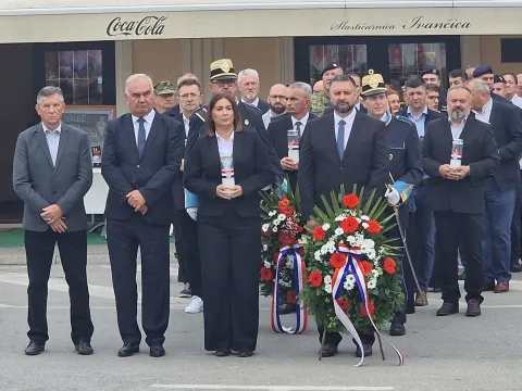 POŽEGA - Svečano i dostojanstveno branitelji i stanovnici Pože&scaron;ko-slavonske županije prisjetili su se 17. rujna 1991. godine, kada je nakon četiri dana opsade oslobođena vojarna u Požegi. U organizaciji UHDDR-a Pože&scaron;ko-slavonske županije te pod pokroviteljstvom Pože&scaron;ko-slavonske županije i ove godine, 11. put za redom, svečano je obilježen Dan branitelja Pože&scaron;ko-slavonske županije te 34. godi&scaron;njica oslobođenja pože&scaron;ke vojarne.