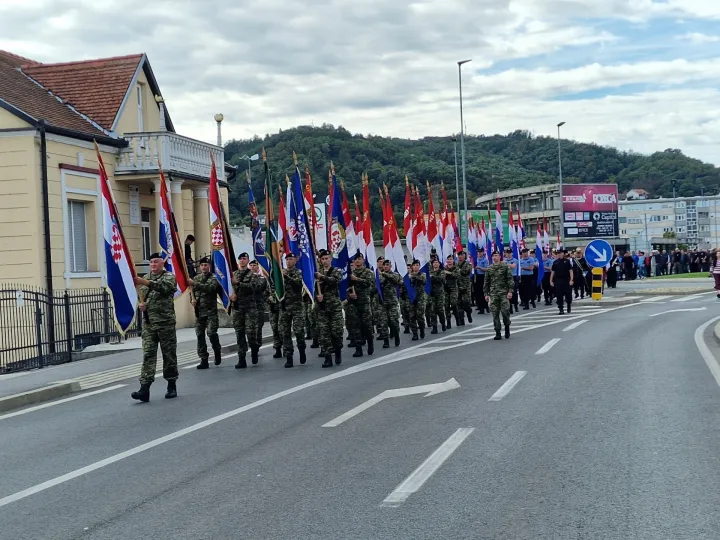 POŽEGA - Svečano i dostojanstveno branitelji i stanovnici Požeško-slavonske županije prisjetili su se 17. rujna 1991. godine, kada je nakon četiri dana opsade oslobođena vojarna u Požegi. U organizaciji UHDDR-a Požeško-slavonske županije te pod pokroviteljstvom Požeško-slavonske županije i ove godine, 11. put za redom, svečano je obilježen Dan branitelja Požeško-slavonske županije te 34. godišnjica oslobođenja požeške vojarne.