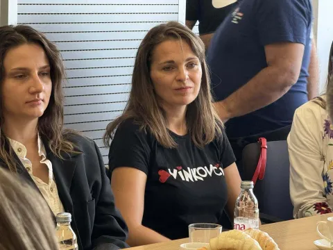 U Vinkovcima je promovirana nova generacija turističkih vodiča u Vukovarsko-srijemskoj županiji, a riječ je o polaznicima koji su uspješno završili stručnu edukaciju u organizaciji Ekonomskog fakulteta u Osijeku čiji je program sufinancirala Županija putem Javnog poziva za stručna usavršavanja i polaganje stručnog ispita za turističkog vodiča. 