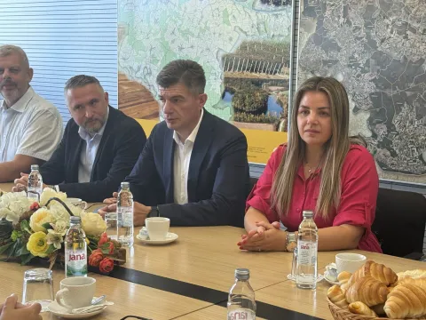 U Vinkovcima je promovirana nova generacija turističkih vodiča u Vukovarsko-srijemskoj županiji, a riječ je o polaznicima koji su uspješno završili stručnu edukaciju u organizaciji Ekonomskog fakulteta u Osijeku čiji je program sufinancirala Županija putem Javnog poziva za stručna usavršavanja i polaganje stručnog ispita za turističkog vodiča. 