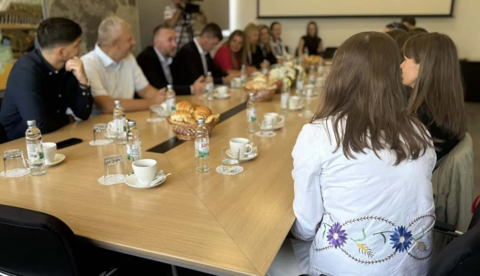 U Vinkovcima je promovirana nova generacija turističkih vodiča u Vukovarsko-srijemskoj županiji, a riječ je o polaznicima koji su uspješno završili stručnu edukaciju u organizaciji Ekonomskog fakulteta u Osijeku čiji je program sufinancirala Županija putem Javnog poziva za stručna usavršavanja i polaganje stručnog ispita za turističkog vodiča. 