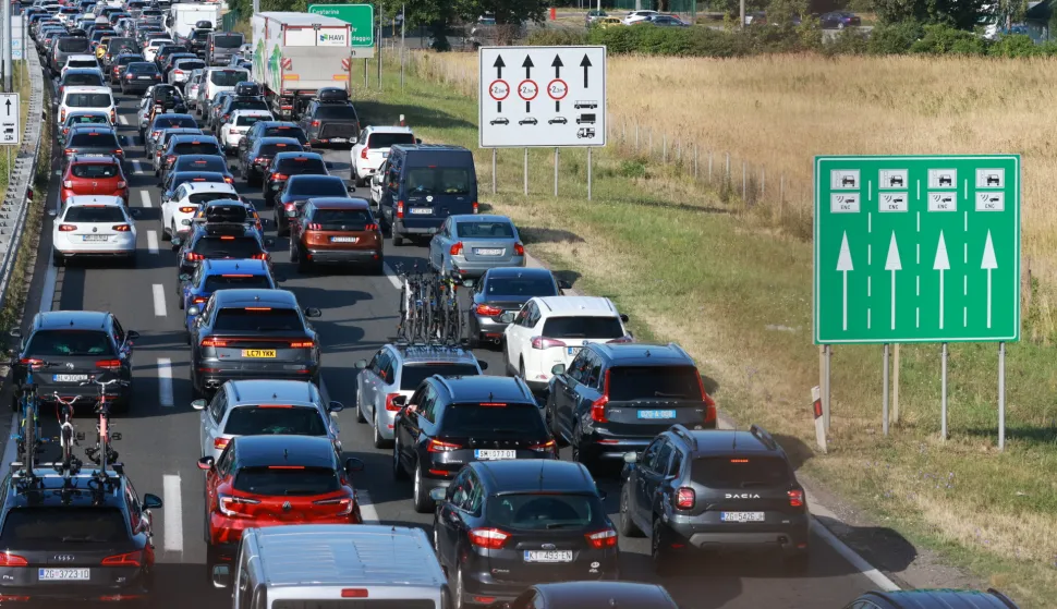 Zagreb.12.7.2025.-&nbsp;Ovogodi&scaron;nje gužve na naplatnim kućicama Lučko.Foto HINA/ Tomislav Pavlek/ tpautocesta, gužva, promet