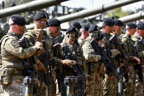 "Bez ljudi nema Hrvatske vojske. Bez Hrvatske vojske ne bi bilo moderne hrvatske države",poručio je danas predsjednik Republike i vrhovni zapovjednik Oružanih snaga Republike Hrvatske Zoran Milanović nakon što je pratio završnu združenu vojnu vježbu Borbena moć25 na Vojnom poligonu "Eugen Kvaternik" kod Slunja.