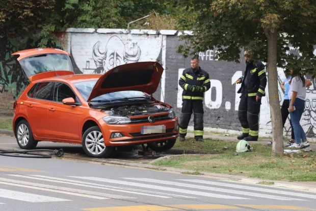 Osijek, 17. 09. 2025, Divaltova ulica oko broja 224... Tehnička intervencija JVP Osijek. Vatrogasci su spašavali malu macu koja se uvukla u podvozije automobila mlade sugrađanke I. G. iz Osijeka. Priča je počela još na ulici Sv. Leopolda Mandića u blizini Inetrspara kada se vozačica zustvila u koloni i jedan sugrananin je pokušao spasiti malu macu s ceste i tom prilikom maca se uvukla u podvozije alutomobila I.G. Zausavljajući se na prkiralištu vozačica je začula mijaukanje koje je dopiralo iz podvozija auta ... Tu su uskočili vatrogasci JVP Osijek i nakon uspješne akcije spasili malu macu koju je na kraju udomila jedna anonimna ali humana osječanka.....snimio GOJKO MITIĆ