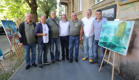 Osijek, 17. 09. 2025, Ulična izložba kod Caffe bara Kafka, Igor Vrandečić i ekipa izlaže slike na ulici neposredno uz kafić...snimio GOJKO MITIĆ