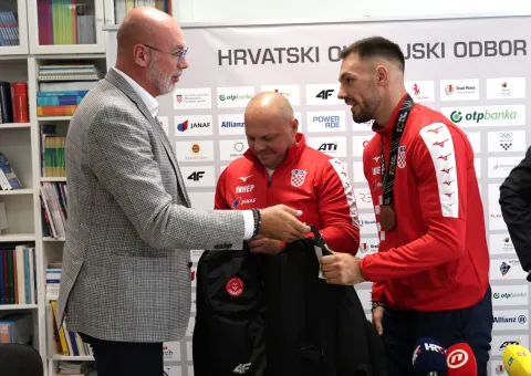 Gabrijel Veočić, s broncom oko vrata, napokon se s Otoka vratio u Hrvatsku.FOTO: HBS/HOO