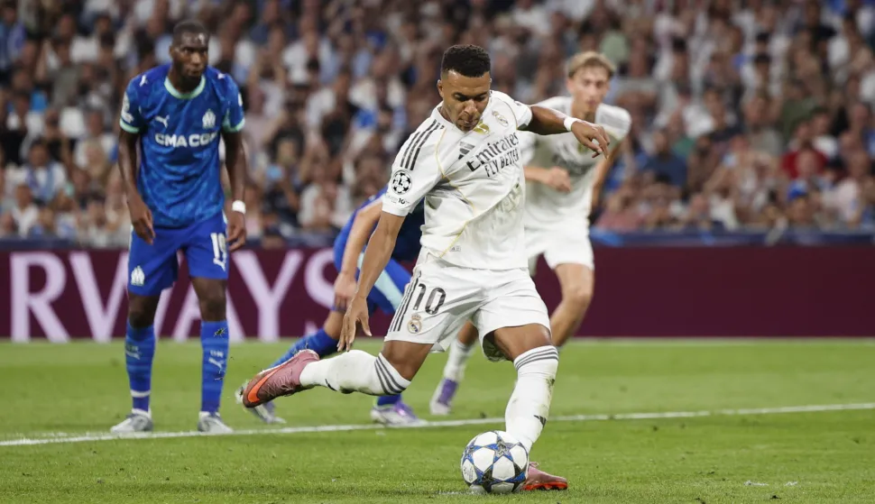 epa12383456 Real Madrid's Kylian Mbappe scores the 1-1 goal during the UEFA Champions League soccer match between Real Madrid and Olympique de Marseille in Madrid, Spain, 16 September 2025. EPA/Daniel Gonzalez