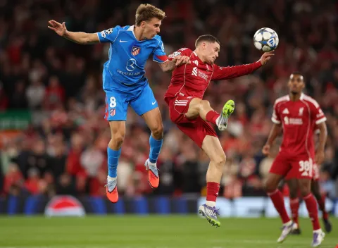 epa12385614 Liverpool's Florian Wirtz (R) in action against Atletico Madrid's Pablo Barrios (L) during the UEFA Champions League league phase match between Liverpool and Atletico Madrid in Liverpool, Britain, 17 September 2025. EPA/ADAM VAUGHAN