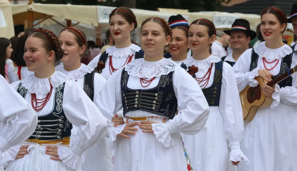 Vinkovci, 14. 09. 2025, 60. Vinkovačke jeseni. Dječji mimohod 2025. Mimohod dječjih folklornih skupina. KUD "Ivan Mažuranić" Karlovac.snimio GOJKO MITIĆ