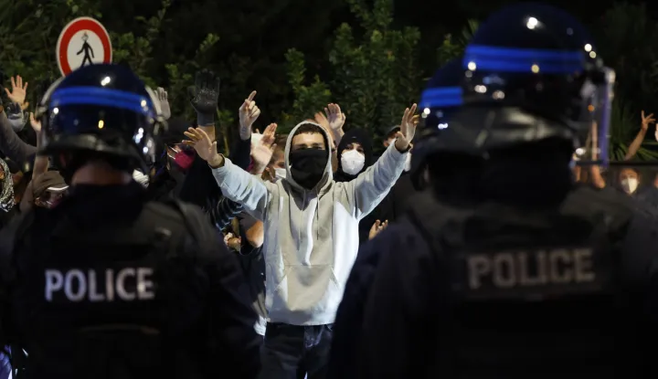 epa12366369 People confront police forces while blocking a roundabout following a call for action by 'Bloquons tout' (Block everything) collective in Montpellier, France, 10 September 2025. In a protest against the outgoing government's austerity budget, an online collective called 'Bloquons Tout' has called for everyone to block the entire country on 10 September with symbolic actions. EPA/GUILLAUME HORCAJUELO