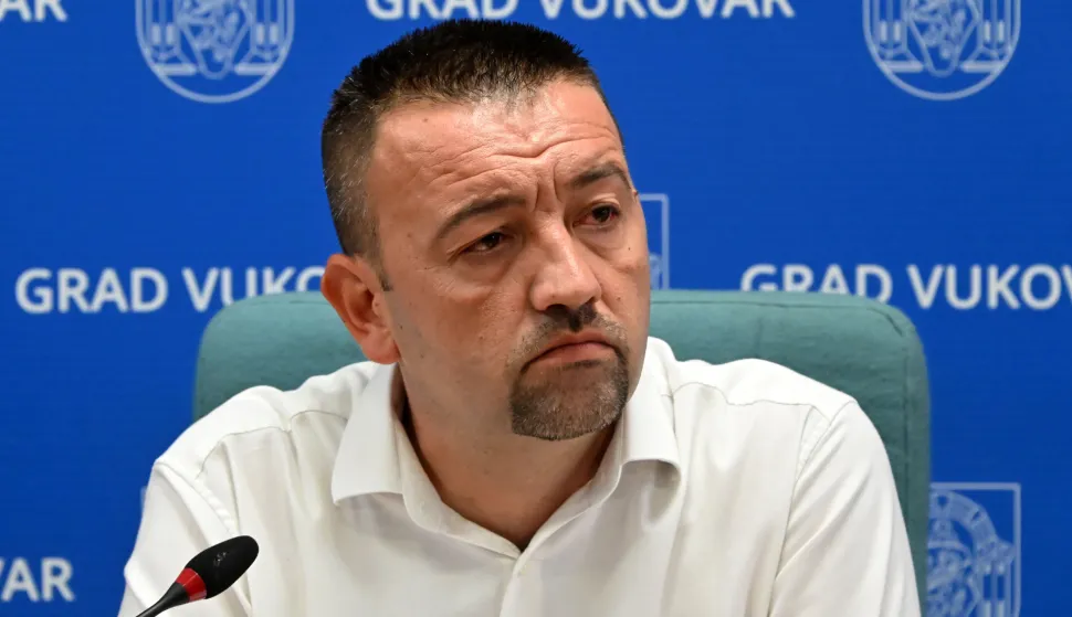 Vukovar, 10.09.2025. - Gradonačelnik Grada Vukovara Marijan Pavliček i zamjenik gradonačelnika Filip Sušac održali su press konferenciju za medije na temu "Financijska situacija Grada Vukovara''. Na fotografiji Marijan Pavliček. foto HINA/ Gordan Panić/ tm