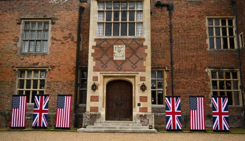 epa12386596 The US flag, known as the 'stars and stripes' and the British union flag are displayed ahead of the meeting with US President Donald J. Trump and British Prime Minister Keir Starmer at the entrance to Chequers, the country residence of the Prime Minister in Aylesbury, Britain, 18 September 2025. President Trump is on his second state visit to the UK where he met with the King and will meet with the Prime Minister. EPA/CHRIS J. RATCLIFFE/POOL