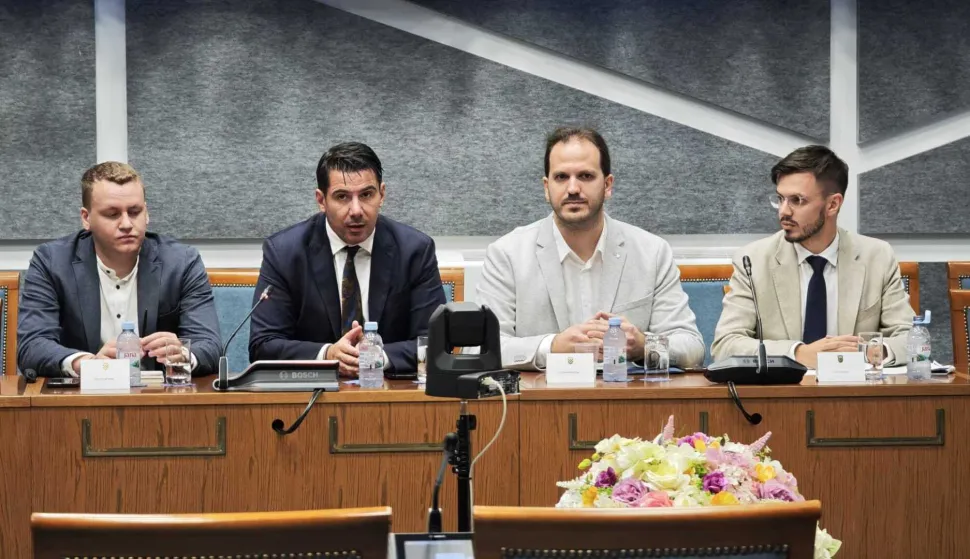 Na okruglom stolu na temu "Očuvanje privatnosti u eri masovnog nadzora", u organizaciji zastupnika Mosta Nikole Grmoje u Saboru, u četvrtak je ocijenjeno da najavljeni Chat Control znači do sada neviđen upliv u privatnost građana i ukidanje demokracije.