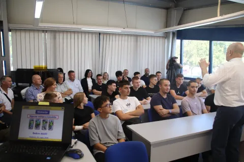VINKOVCIU prostoru i na&nbsp;poligonu Autokluba Vinkovci policijski službenici PU vukovarsko-srijemske u suradnji s Autoklubom Vinkovci proveli su prvu edukaciju učenika o sigurnom upravljanju električnim romobilima.rujan 2025.