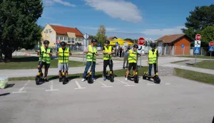 VINKOVCIU prostoru i na poligonu Autokluba Vinkovci policijski službenici PU vukovarsko-srijemske u suradnji s Autoklubom Vinkovci proveli su prvu edukaciju učenika o sigurnom upravljanju električnim romobilima.rujan 2025.