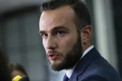 Zagreb, 13.11.2019. - Pregovori Vlade i obrazovnih sindikata započeli su u Ministarstvu rada i mirovinskog sustava. Na fotografiji ministar Josip Aladrović tijekom izjave za medije nakon sastanka. foto HINA/ Lana SLIVAR DOMINIĆ/ lsd