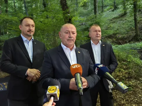 Novi Marof, 18.9.2025. - Ministar hrvatskih branitelja i potpredsjednik Vlade Tomo Medved obi&scaron;ao je u četvrtak lokacije iskapanja žrtava poraća Drugog svjetskog rata na području Kipi&scaron;ća kod Novog Marofa. Tijekom posljednjih desetak dana na tim su lokacijama pronađeni posmrtni ostaci 36 žrtava. foto HINA/ Sini&scaron;a KALAJDŽIJA/ sk