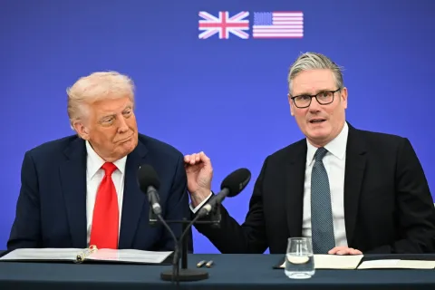 epa12387039 British Prime Minister Keir Starmer (R) and US President Donald Trump (L) attend a business reception at Chequers, the country residence of the Prime Minister in Aylesbury, Britain, 18 September 2025. President Trump is on his second state visit to the UK, where he met with the King and will meet with the Prime Minister. EPA/CHRIS J. RATCLIFFE/POOL