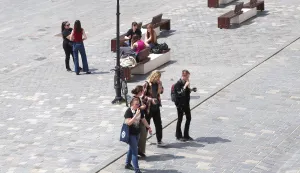 Osijek, 30. 04. 2025., Tvrđa, Trg sv. Trojstva, studenti, učenici, ljudi, šetnja, toplo vrijeme, sunčano, slobodnjak, slobodnjaciSNIMIO BRUNO JOBST