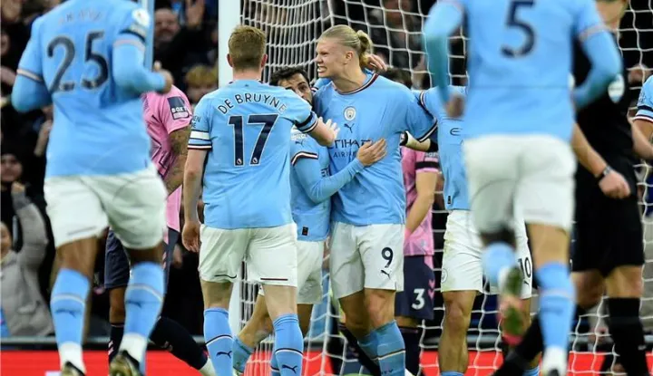BRITAIN SOCCERepa10383979 Erling Haaland (C) of Manchester City celebrates with teammates after scoring the 1-0 lead during the English Premier League soccer match between Manchester City and Everton in Manchester, Britain, 31 December 2022. EPA/Peter Powell EDITORIAL USE ONLY. No use with unauthorized audio, video, data, fixture lists, club/league logos or 'live' services. Online in-match use limited to 120 images, no video emulation. No use in betting, games or single club/league/player publications