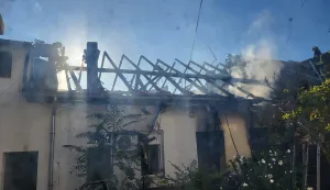 Jutros je u 6 sati izbio požar dvorišnih stanova na kućnome broju 3 u Sunčanoj ulici.